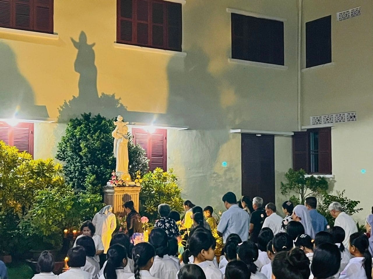 Cộng Đoàn Têrêxa Sốt Sắng Khai Mạc Tháng Mân Côi
