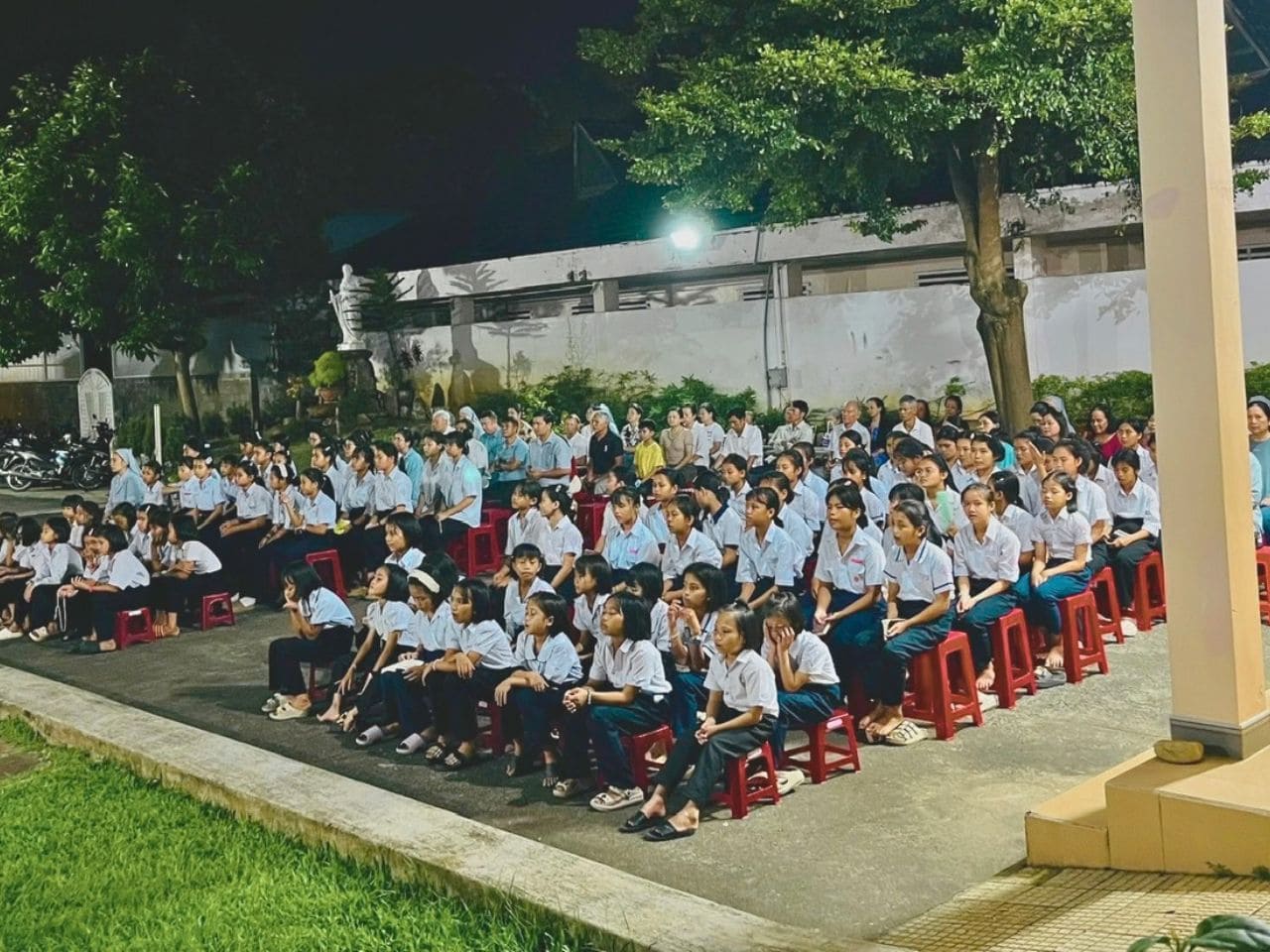 Cộng Đoàn Têrêxa Sốt Sắng Khai Mạc Tháng Mân Côi
