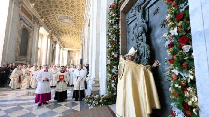 ein_kardinal_offnet_ende_dezember_die_heilige_pforte_der_basilika_san_giovanni_vatican_media_divisione_foto