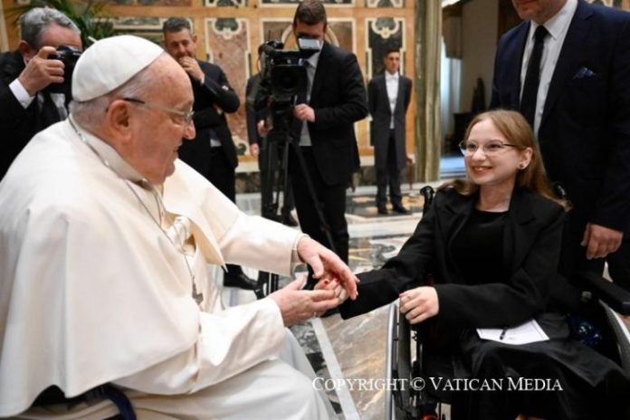 il_papa_con_i_bambini_ospiti_della_clinica_di_oncologia_pediatrica_di_wroclaw11