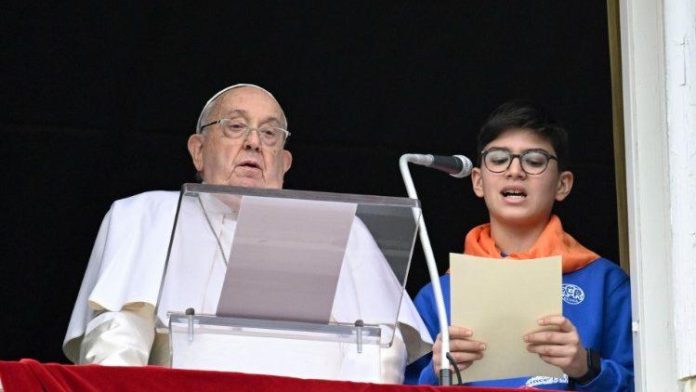 un_giovane_di_acr_legge_il_suo_messaggio_di_pace_a_fianco_al_papa_allangelus