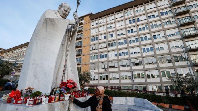 devant_lhopital_gemelli_a_rome_le_16_fevrier_2025 (1)