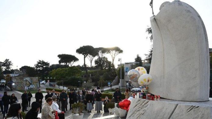 several_people_gather_outside_gemelli_hospital_to_pray_for_pope_francis_afp_or_licensors
