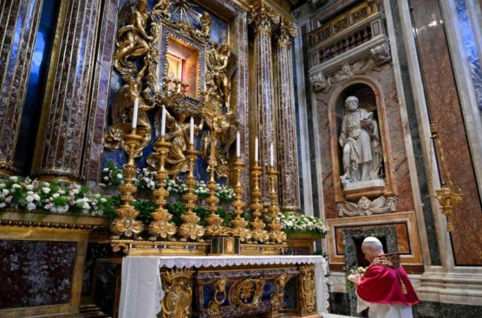 il_papa_in_preghiera_davanti_alla_salus_populi_romani_vatican_media