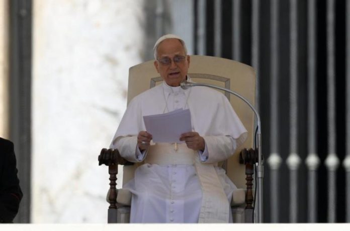 il_papa_mentre_legge_la_catechesi_vatican_media