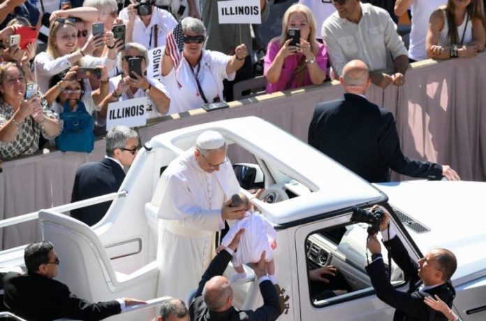leone_xiv_tra_i_fedeli_vatican_media