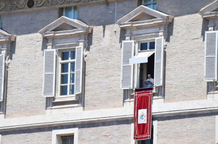pope_leo_xiv_leads_the_faithful_in_singing_the_regina_caeli_vatican_media