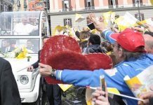 Xe Mui Trần Của ĐTC Phanxicô Được Cải Biến Thành Phòng Khám Lưu Động Bắt Đầu Hoạt Động Tại Thánh Địa