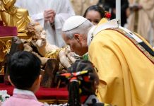 Đức Thánh Cha Lêô (24/12): Chúng Ta Gặp Đấng Cứu Độ Khi Biết Cúi Nhìn Xuống Máng Cỏ